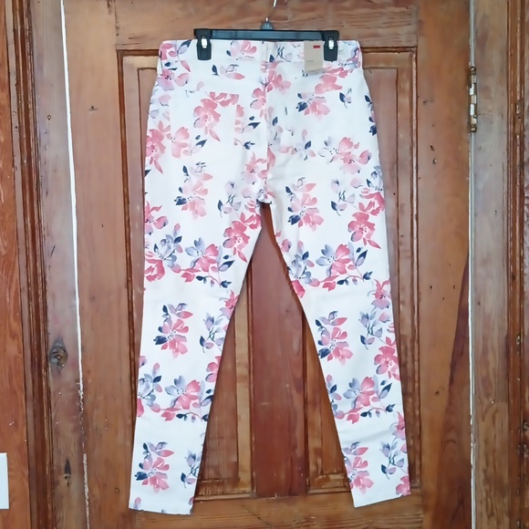 Women Jean's - Picture 4 of 6